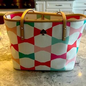 Bow tie pattern tote